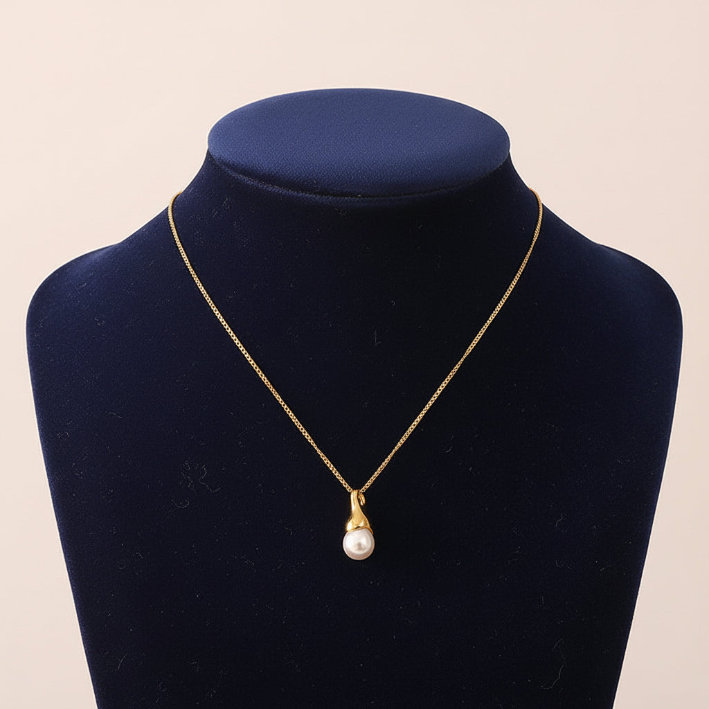Minimal Design Pearl Drop Necklace